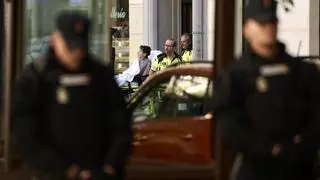 Momentos de tensión entre manifestantes y la policía durante el desahucio de Maricarmen