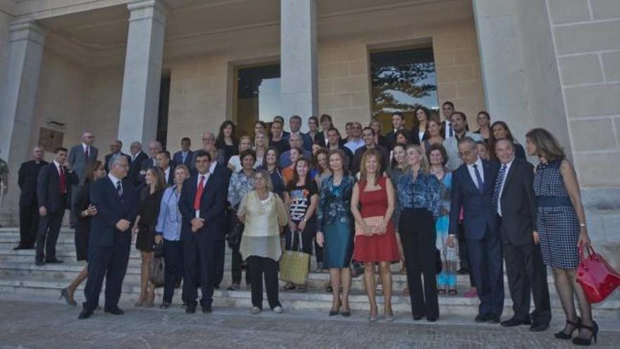 Tras la visita, la reina se hizo una foto con los trabajadores del museo acompañada de algunas autoridades.