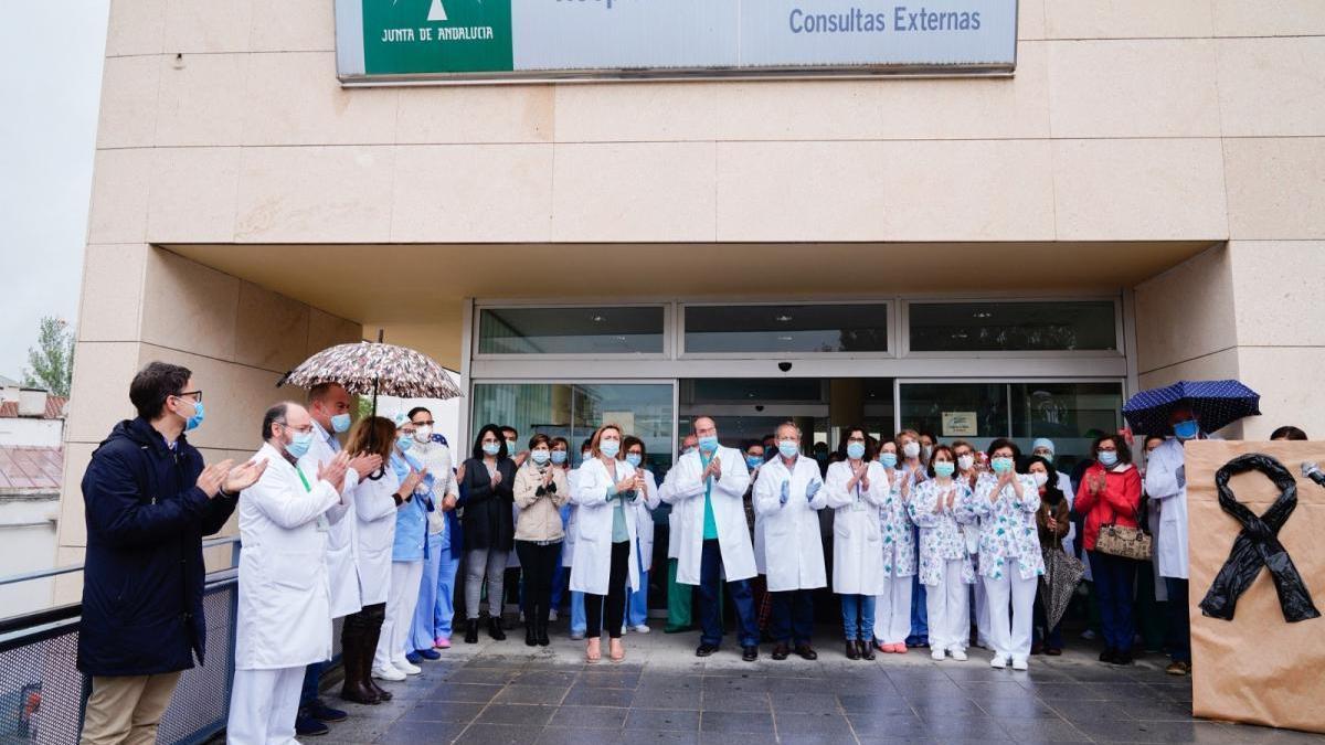 Coronavirus en Córdoba: El hospital de Pozoblanco rinde homenaje a sus profesionales con las muñecas de San Isidro