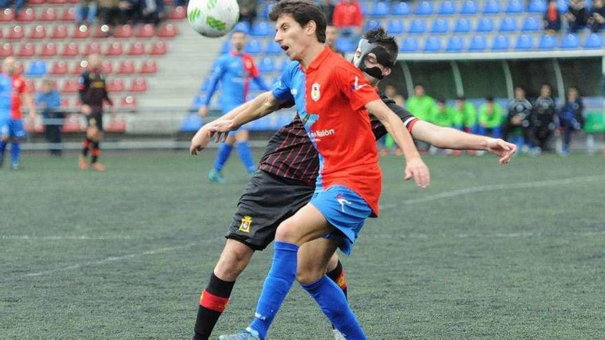 Luis Nuño disputa el balón junto a Javi Menéndez.