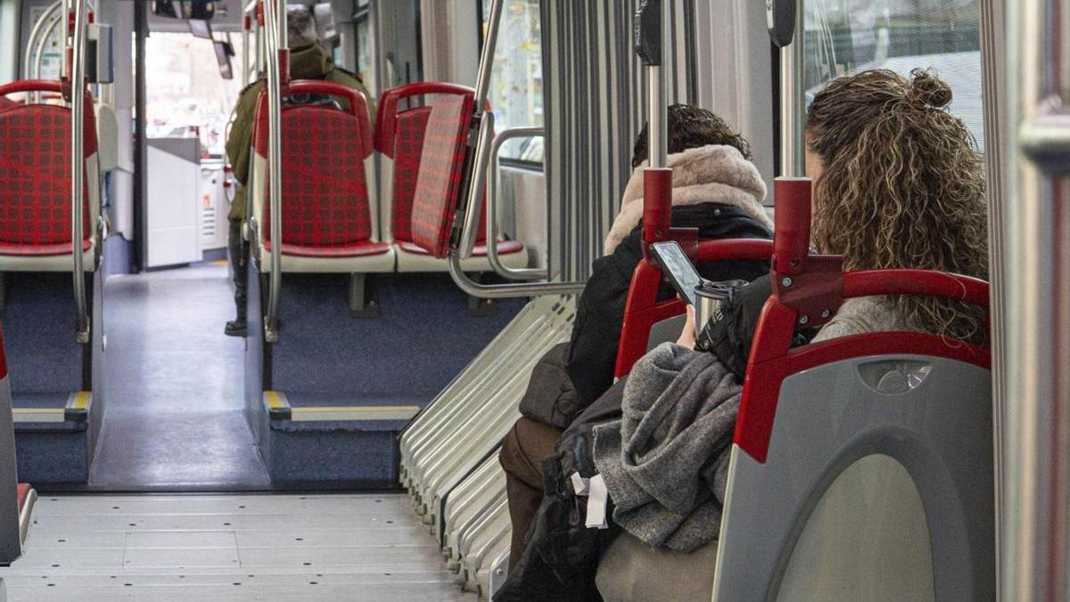 Dues usuàries del bus H12 entre Glòries i Espanya. | SANDRA ROMAN