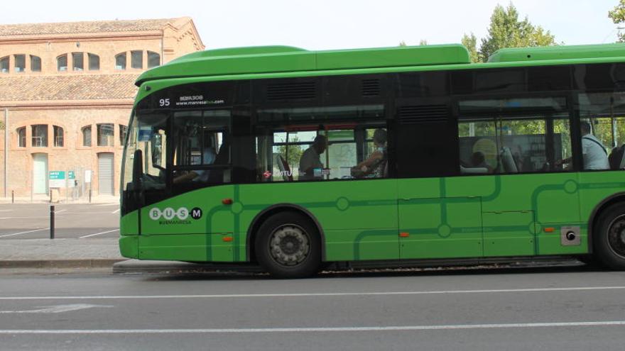 Un autobús urbà circulant per les Bases de Manresa