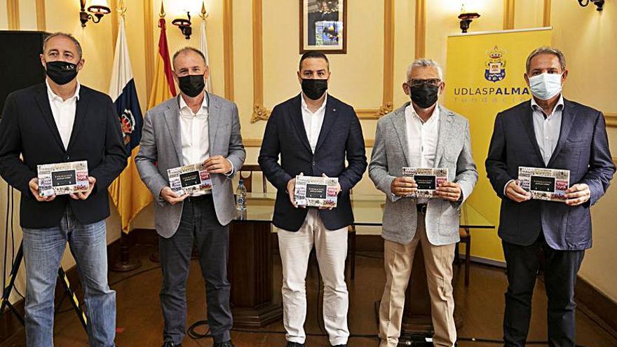 El consejero de Deportes del Cabildo, Francisco Castellano; el consejero de la UD, Rafa Méndez; el presidente de la UD Tamaraceite, Héctor Ramírez; el autor de la obra, Esteban Santana Cabrera; y el vicepresidente de la UD Las Palmas, Nicolás Ortega.  |