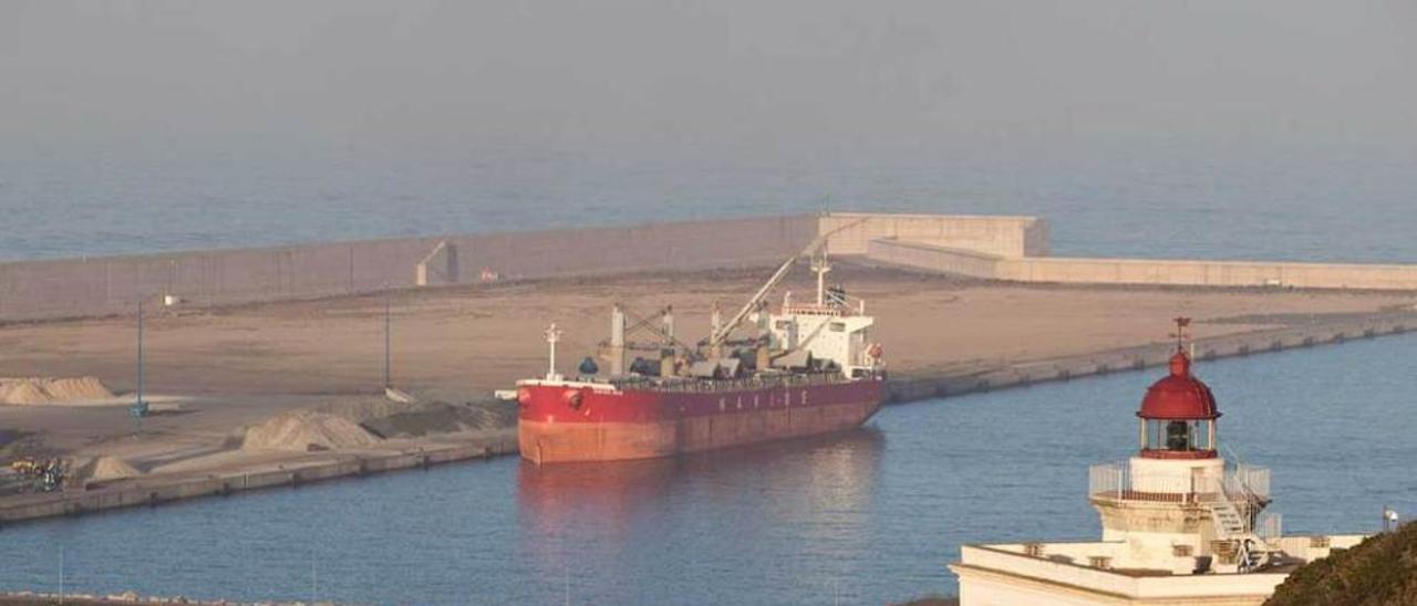 El buque griego &quot;Navios Hios&quot;, atracado ayer en el nuevo Muelle Norte para cargar 35.000 toneladas de cemento y clinker con destino a México.