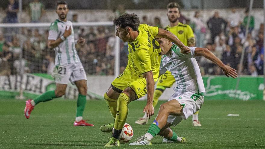 Mestanza intenta controlar el balón.