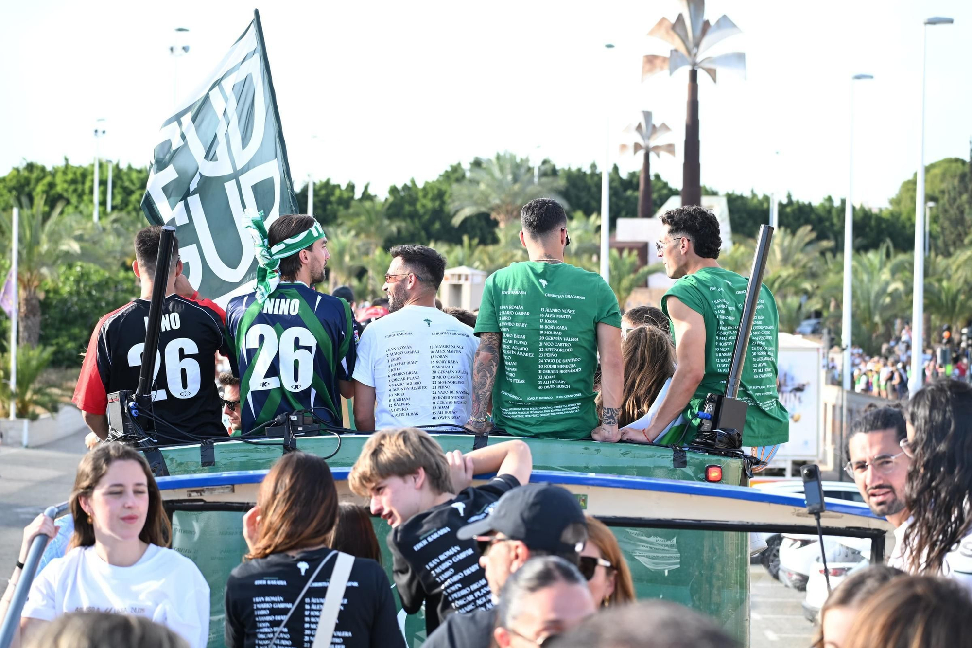 El Elche CF celebra el ascenso a Primera con una rúa en autobús hasta la Plaça de Baix