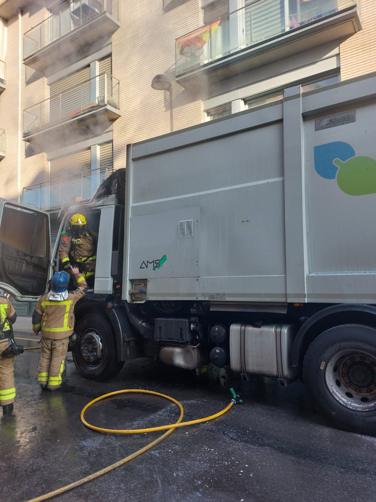 Crema un camió de recollida d'escombraries a Girona