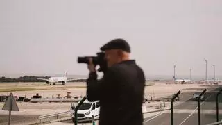 Los 'spotters' de Barajas, aficionados a la fotografía que pasan horas esperando la llegada de un avión: "Todos queremos ser el primero"