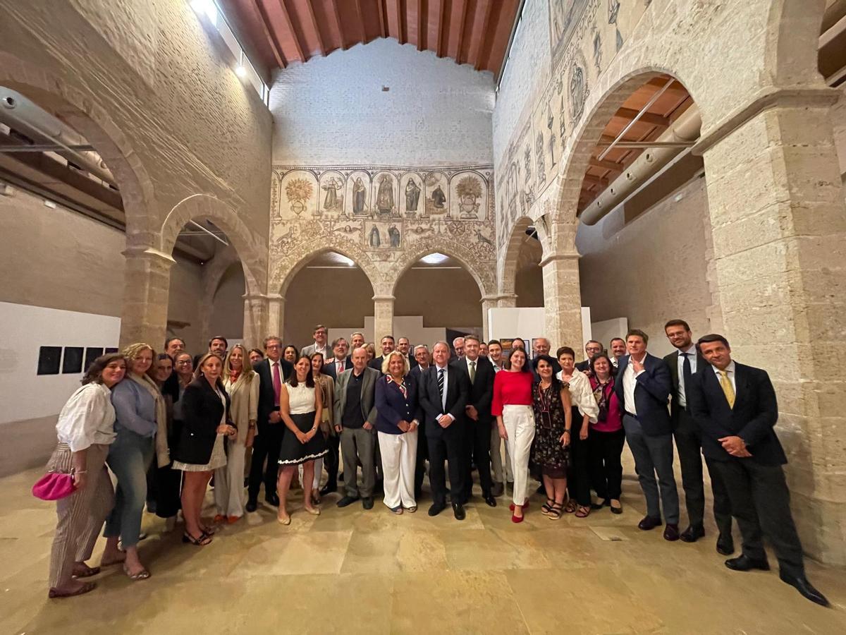 Los asistentes a la segunda jornada del congreso de Ameca, al finalizar las charlas, junto a María José Ferrer Sansegundo  y José María Baño León.