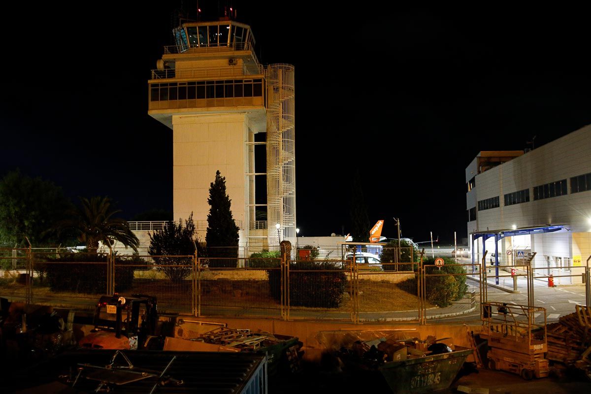 Un cortocircuito deja sin luz el aeropuerto de Ibiza