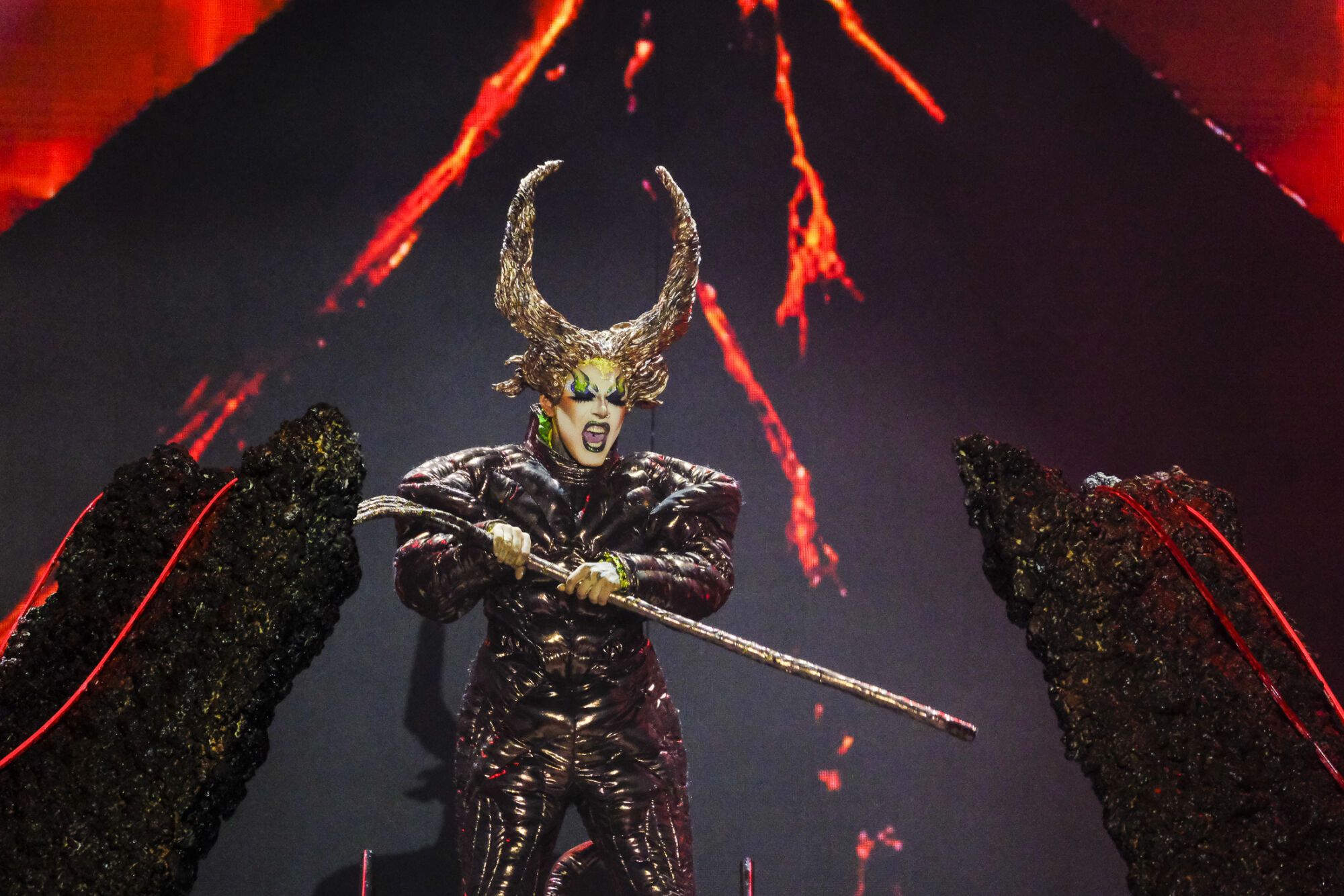 5. Drag Eros (Aday Betancor Arbelo) Con el patrocinio de Juventud Canarias, Turismo Lanzarote y CACT Lanzarote y con un diseño de Jesús Casillas Martín, Eleazar Rivero Dorta y Maison Betancort presenta el espectáculo ¿Quién dice que del corazón de un volcán no puede nacer una flor?