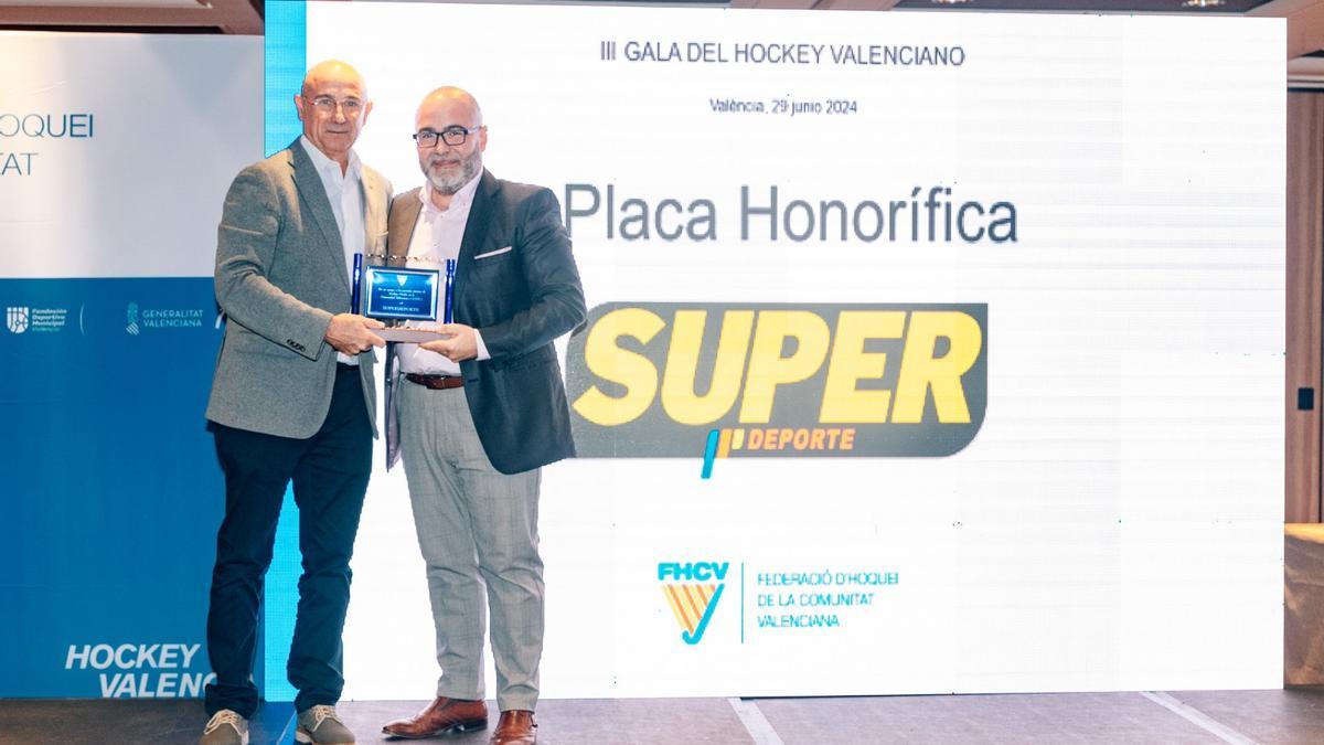 Nuestro compañero Javi García recibe la placa honorífica otorgada a Superdeporte por la FHCV.