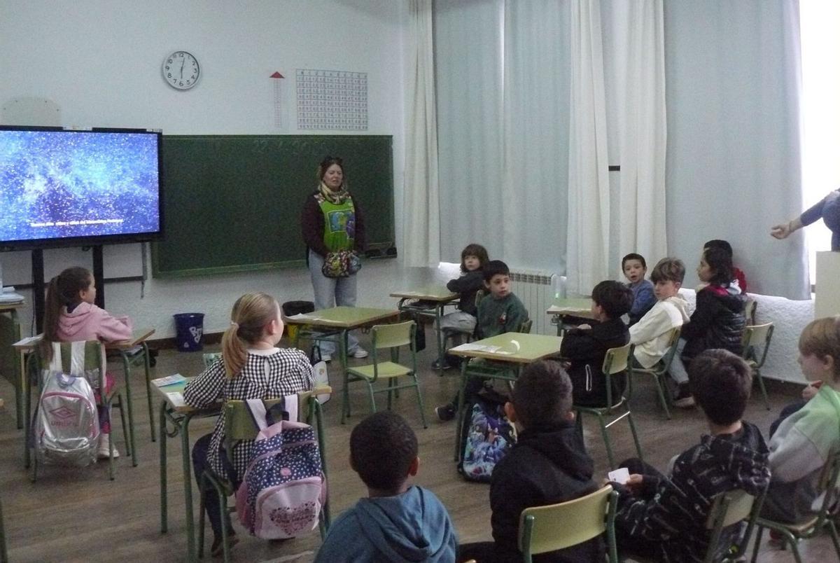 Los escolinos de Llastres reciben esplicaciones pa entamar la so patrulla contra la contaminación. | J. QUINCE