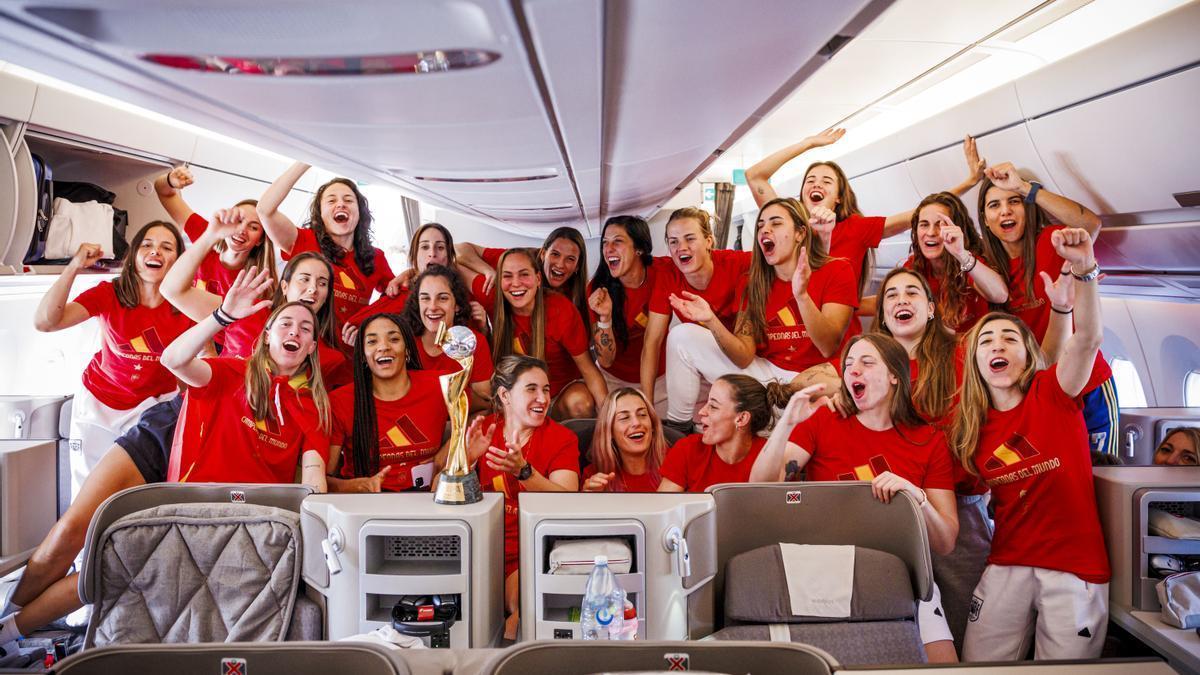 La selección española, en el avión de regreso a España.