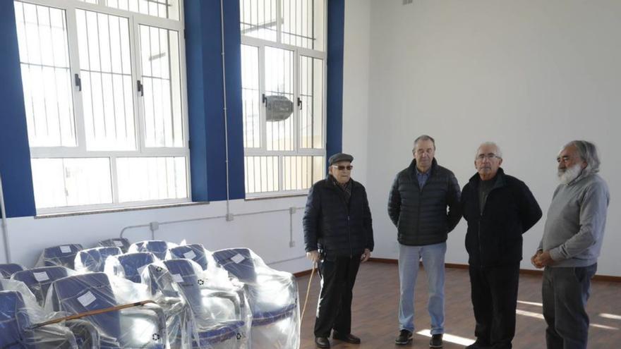 Sergio Mañanes, Rafael Luis García, Valentín Izquierdo y Fernando Martínez, junto a las nuevas sillas puestas a disposición del centro de jubilados de Salinas. | Ricardo Solís