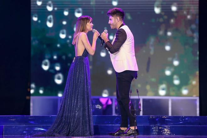 Aitana y Antonio José actuando en los Premios Cadena Dial