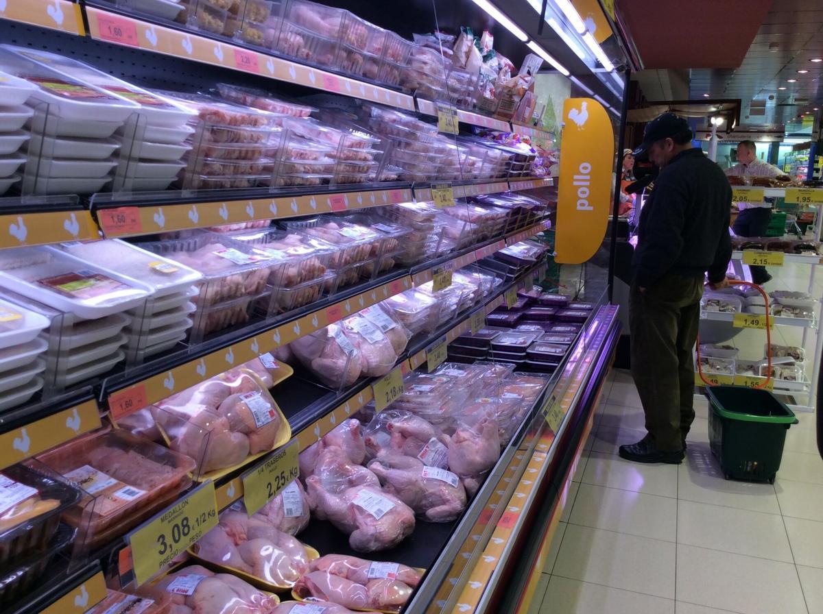 Un home comprant en un supermercat en una foto d’arxiu. 02/02/2016 Precios, IPC, inflación, consumo, pollo, pollos, compra, compras, comprar, comprando, supermercado, mercado POLITICA EUROPA ESPAÑA EMPRESAS ECONOMIA SOCIEDAD