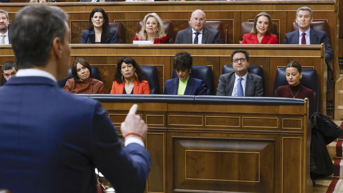 Sánchez a Feijóo: "Usted elude el cese del señor Mazón abrazando a la ultraderecha"