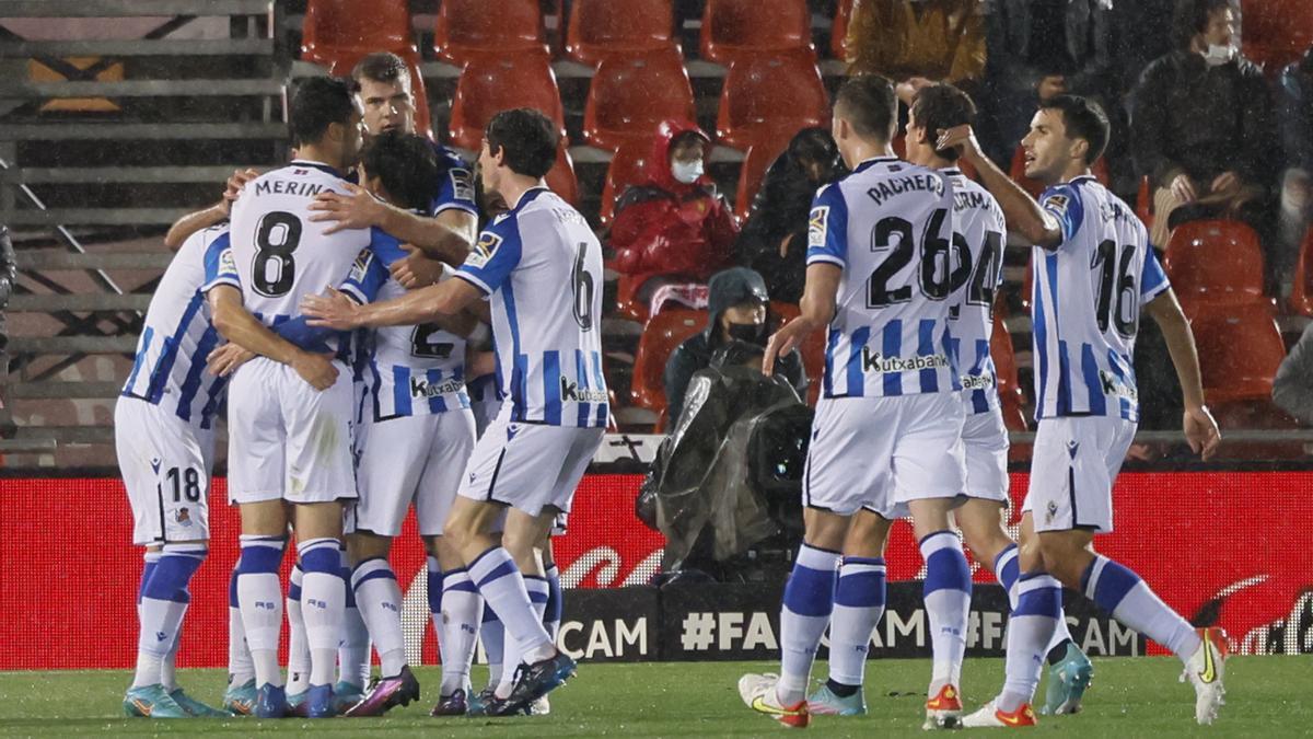 Los jugadores de la Real Sociedad celebran uno de los goles de su equipo.