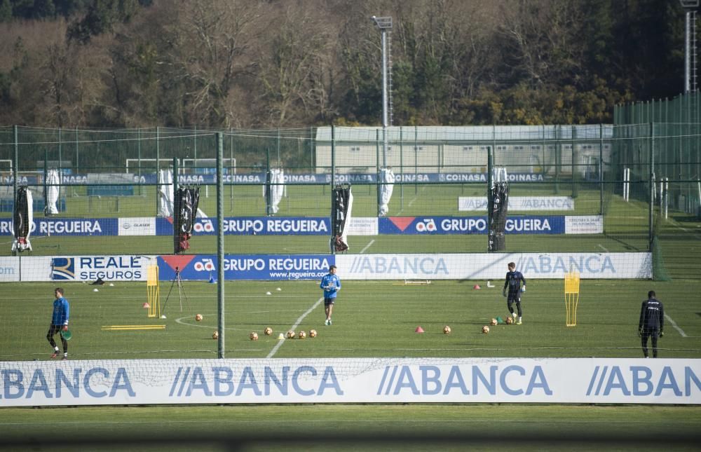 Celso Borges abandonó la sesión debido a un golpe en el tobillo derecho que le provocó un esguince. Su participación en el partido de Butarque dependerá de su evolución.