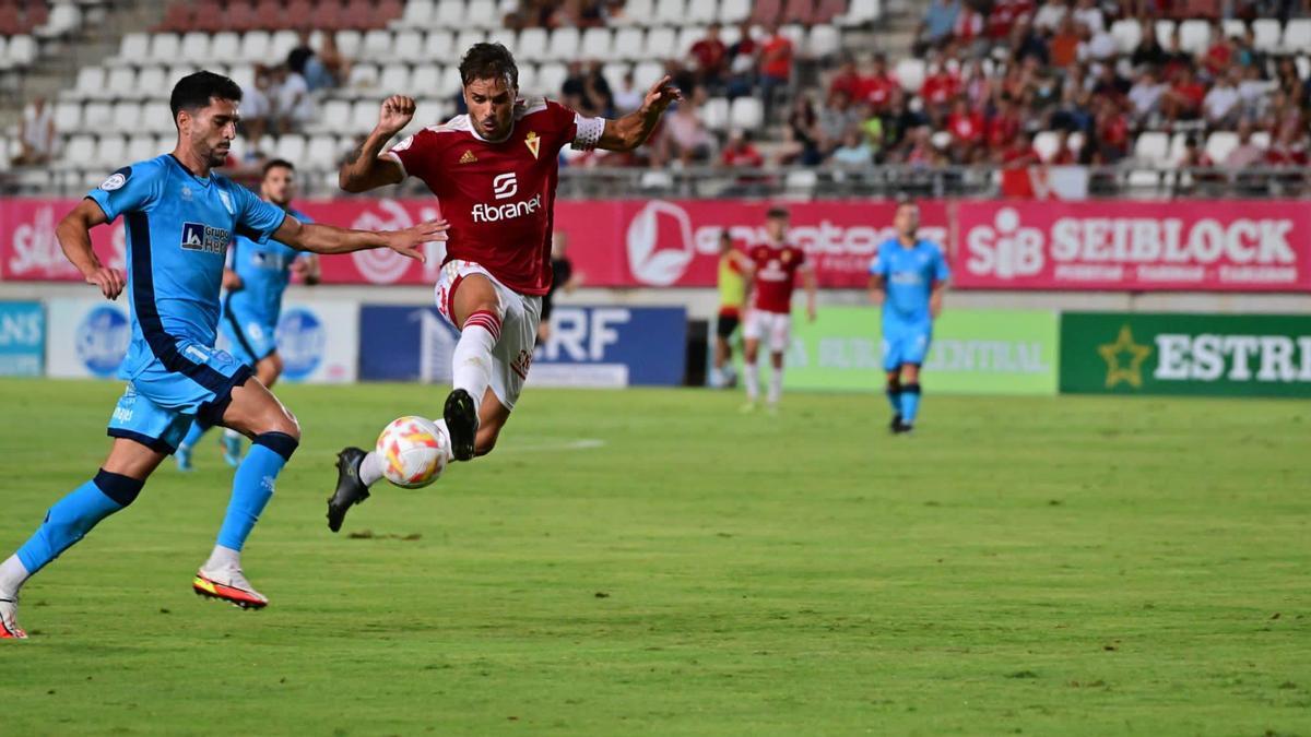 Pedro León en una acción del choque entre el Real Murcia y el Numancia