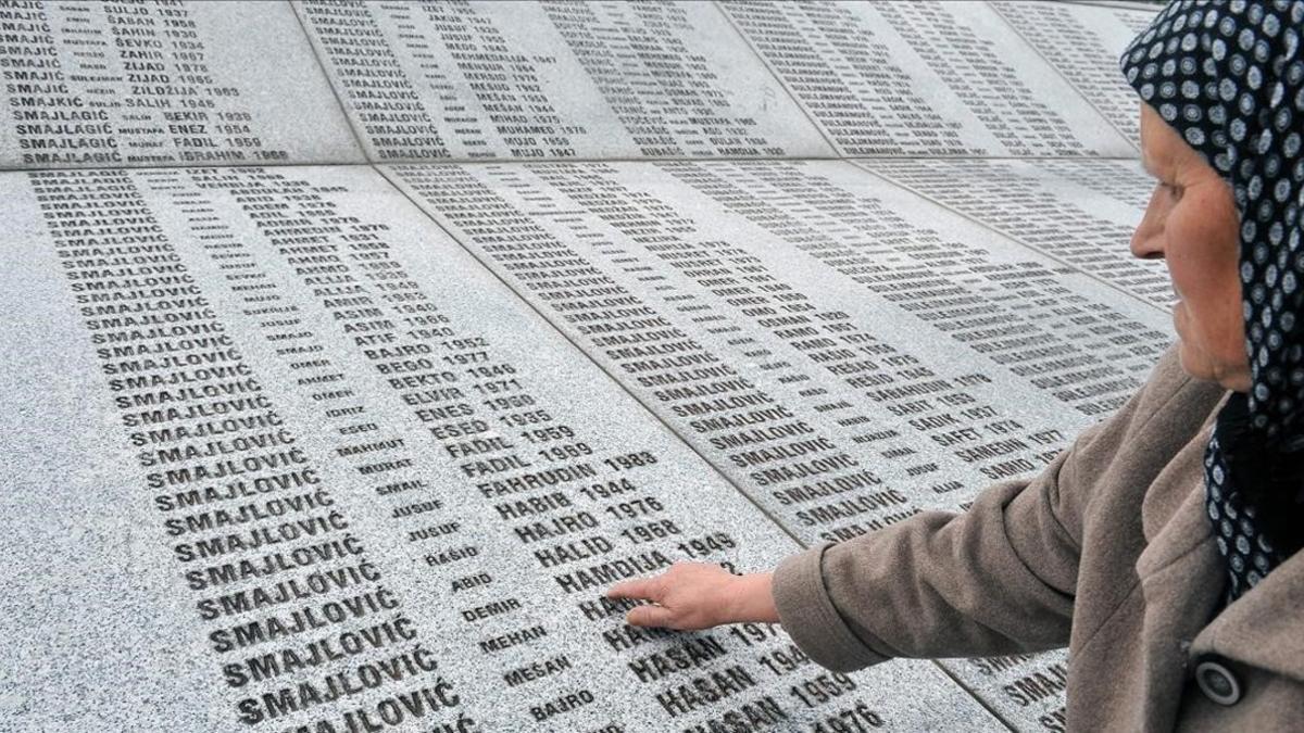 Bida Smajlovic, de 64 años, superviviente de la masacre de Srebrenica, señala el nombre de su marido asesinado y enterrado en el memorial de Potocari, en una imagen tomada el 24 de marzo del 2016.