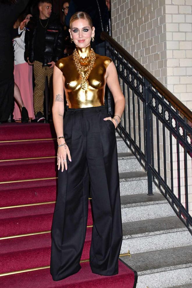 El look completo de Chiara Ferragni, con top armadura de Schiaparelli, en la gala GQ Hombres del Año 2021