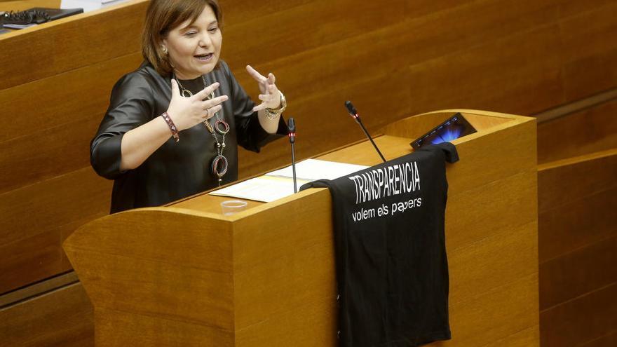 Isabel Bonig, hoy, con la camiseta en la tribuna.