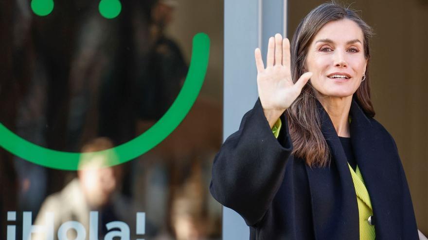 El look &quot;work&quot; de Letizia Ortiz (con blazer verde lima) en el día del 57 cumpleaños del Rey Felipe