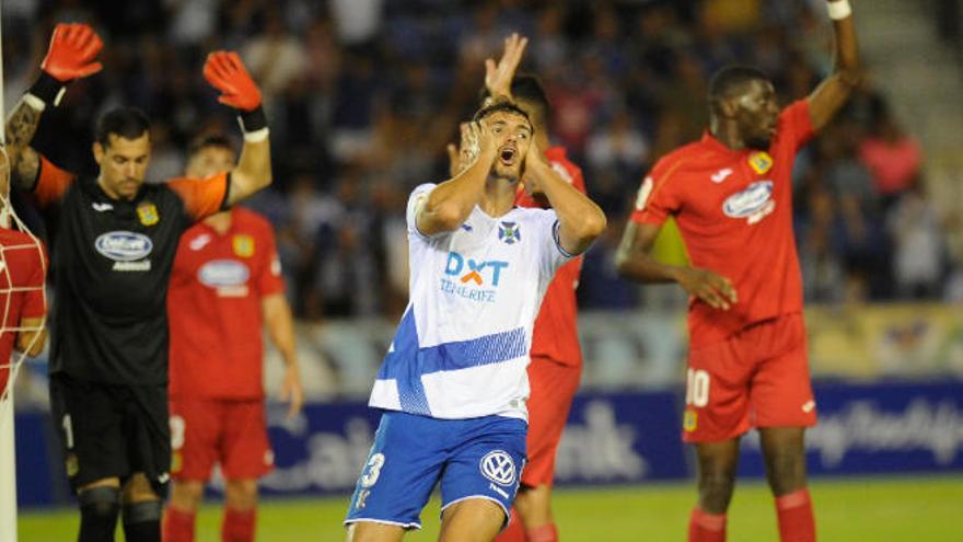 Álex Muñoz, mostrando su desesperación tras una jugada de ataque del Tenerife en el partido con el Fuenlabrada.