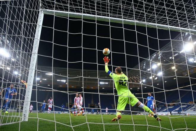 Christoph Baumgartner del TSG 1899 Hoffenheim marca su primer gol durante el partido de la UEFA Europa League entre el TSG Hoffenheim y el Crvena Zvezda en el PreZero-Arena en Sinsheim,