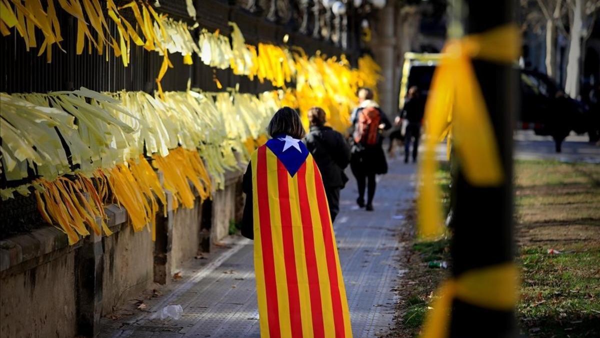 Manifestantes independentistas colocan lazos amarillos en la Ciutadella