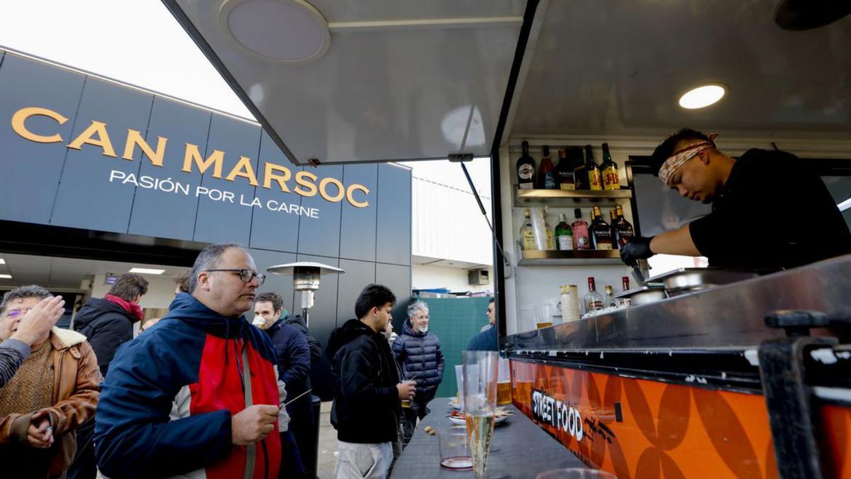 Los invitados a la inauguración degustaron varios tipos de carne. | J.A. RIERA