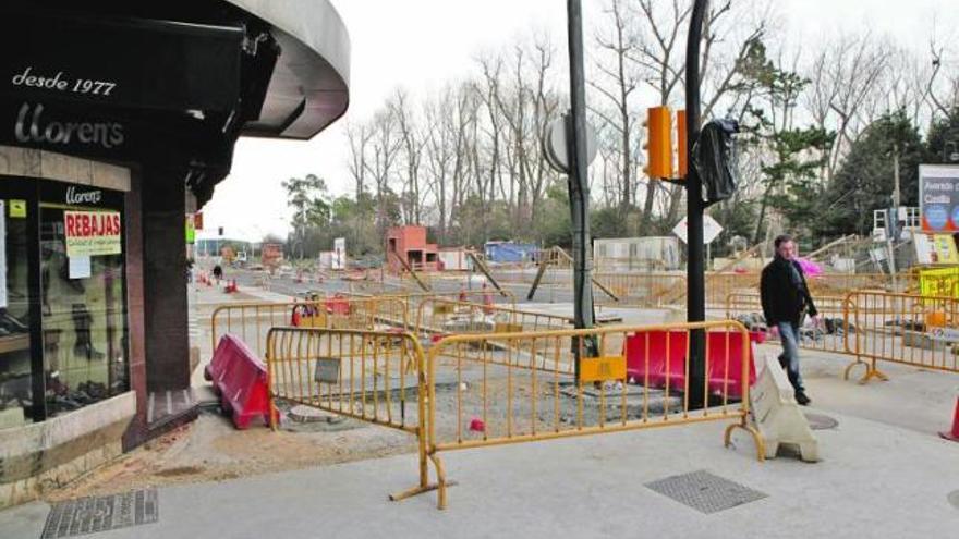 Una zapatería de la avenida de Castilla, con la entrada bloqueada por vallas de obra.