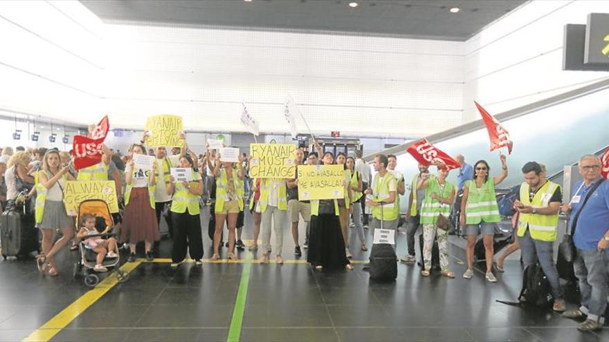 Calma en los aeropuertos en el segundo día de paro de Ryanair