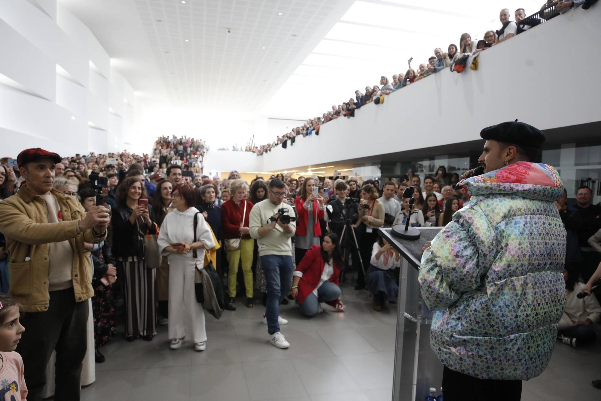 En imágenes: Así fue la inauguración de la exposición de Rodrigo Cuevas en la Laboral Centro de Arte