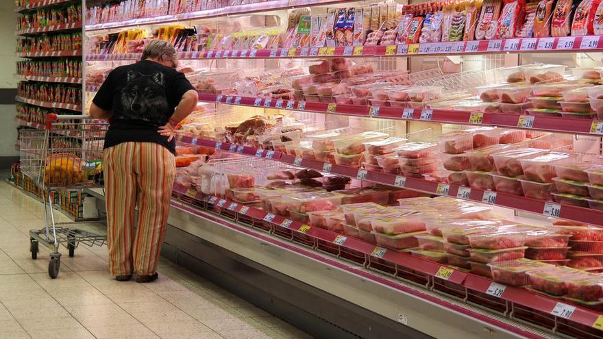 Productos cÃ¡rnicos en un supermercado de Alemania.