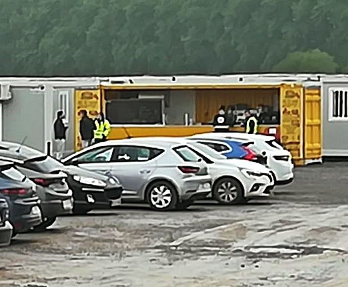 El módulo prefabricado que alberga la cafetería instalada en la zona. 