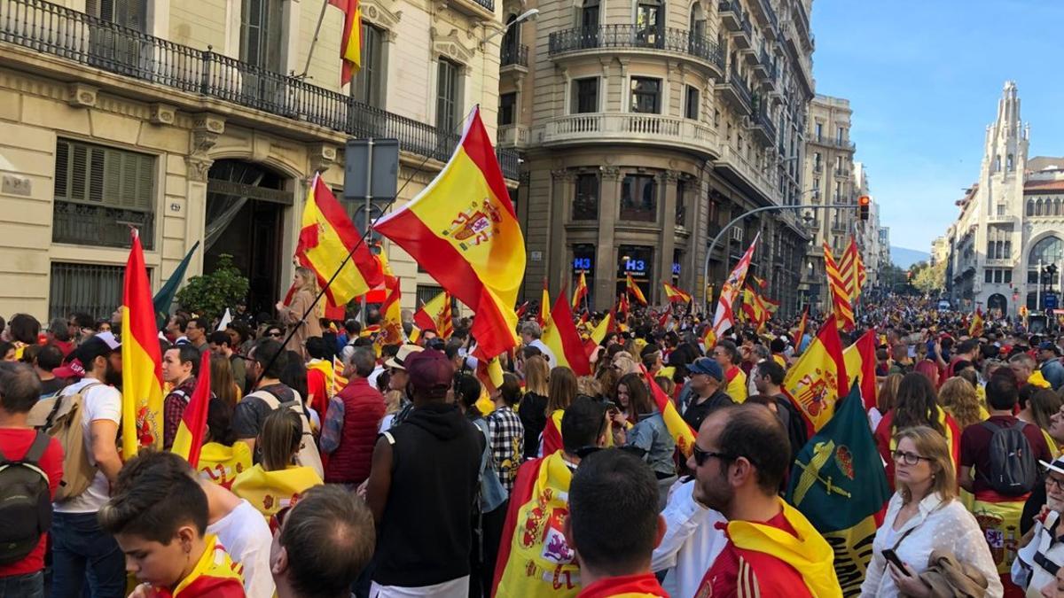 Manifestantes ante la Jefatura de Via Laietana, este domingo.