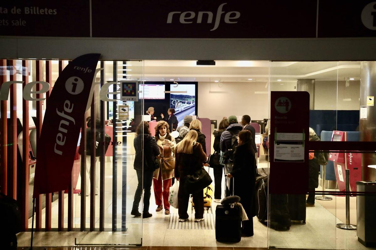 MLG 19-01-2026.-Varias personas se acercan a la estación María Zambrano, Vialia para pedir información de la salida de sus trenes, donde en el día de hoy se ha cortado todas salidas de trenes hacia Madrid por el accidente de Adalia del día de ayer