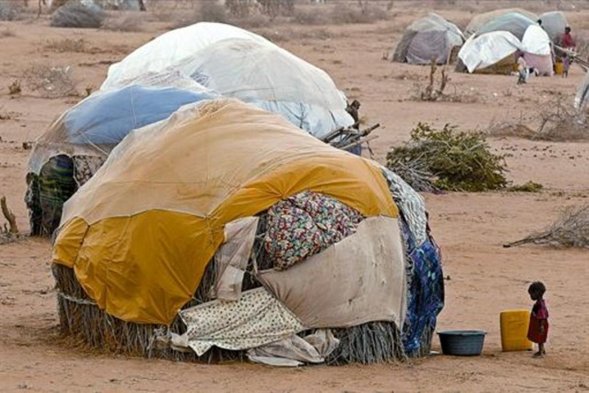 Un nen davant de la cabanya on viu al camp de refugiats kenyà de Dadaab, a 100 quilòmetres de la frontera amb Somàlia. Un nen davant de la cabanya on viu al camp de refugiats kenyà de Dadaab, a 100 quilòmetres de la frontera amb Somàlia.