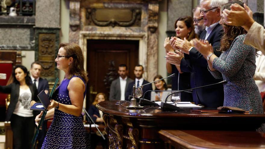 Ribó entrega la distinción a Rosa Garrote.