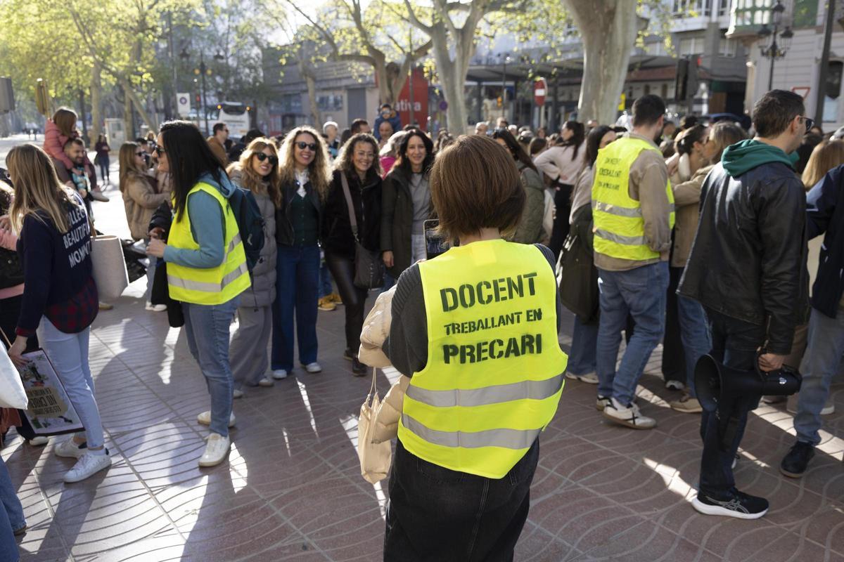 La concentración de apoyo a la huelga educativa en Xàtiva, en imágenes La concentración de apoyo a la huelga educativa en Xàtiva, en imágenes
