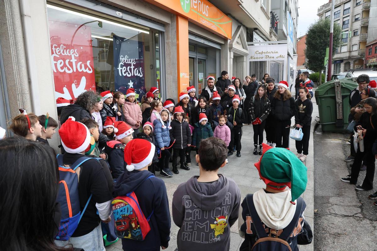 Los niños del colegio O Sello, en Cabral, recorren las calles para pedir el aguinaldo Los niños del colegio O Sello, en Cabral, recorren las calles para pedir el aguinaldo