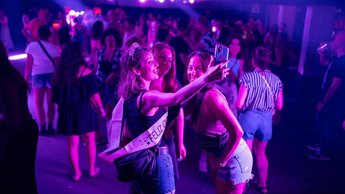 De fiesta en un tardeo 'boomer' en Barcelona