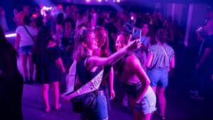 De fiesta en un tardeo boomer en Barcelona