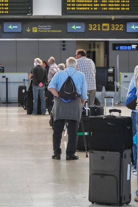 26-03-20  GRAN CANARIA. AEROPUERTO DE GRAN CANARIA. INGENIO TELDE. . Efecto del Covid-19 en el Aeropuerto de Gran Canaria, plataforma de aparcamiento de aviones vacía, últimos turistas y últimos en llegar.  Fotos: Juan Castro.