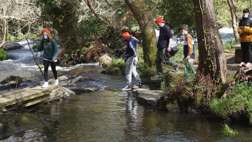 Más de 92 kilos de basura recogidos en el río Anllóns