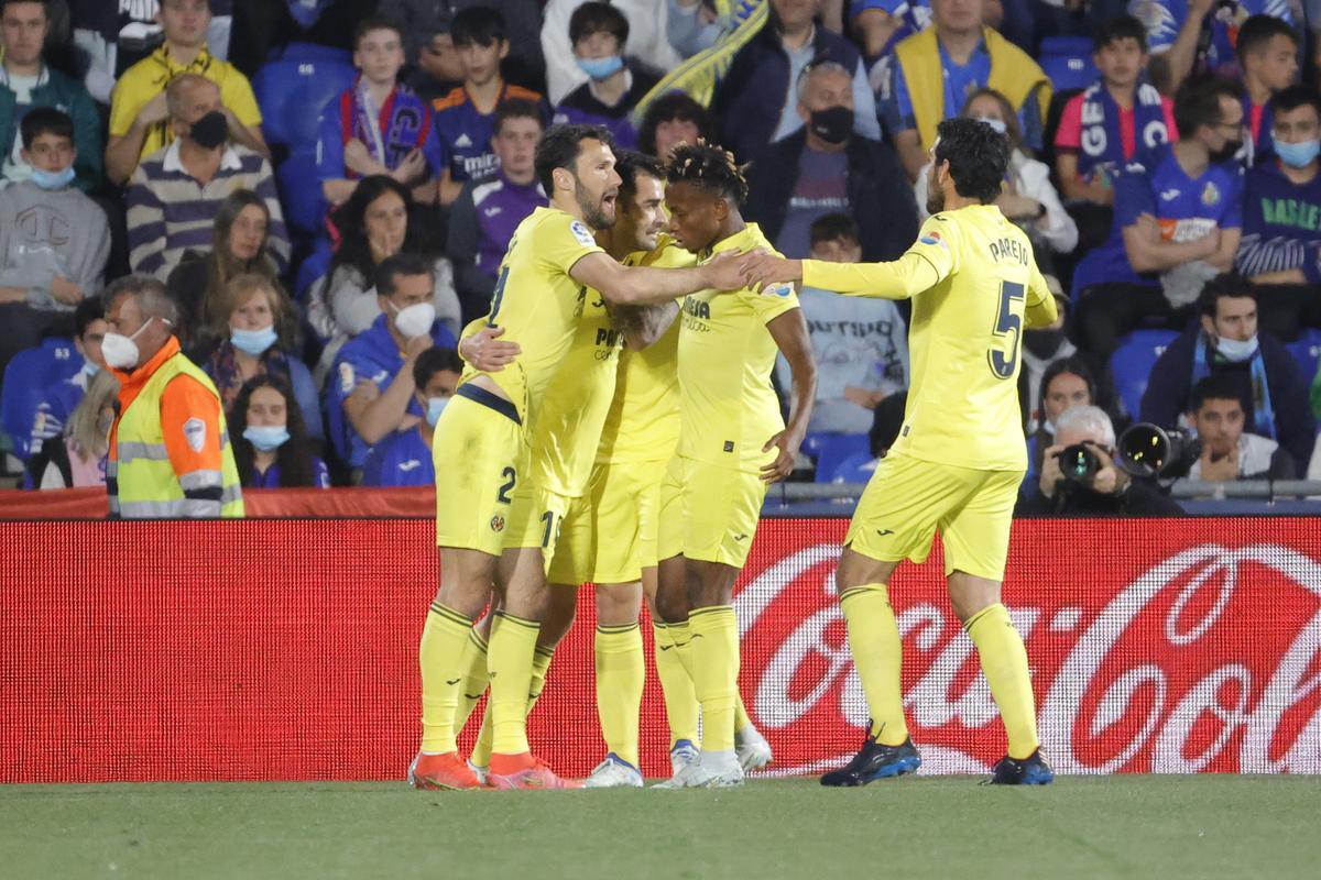Los jugadores del Villarreal celebran el gol de Gerard Moreno.