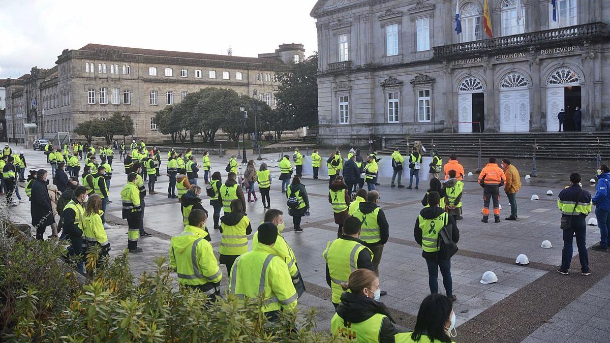 Los trabajadores de Ence se concentraron ante el palacio de la Diputación Provincial. |   // RAFA VÁZQUEZ